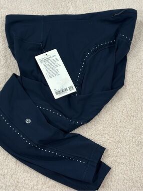 Navy blue Lululemon Swift Speed HR Tight 28" Brushed
Size 10
BRAND NEW WITH TAGS